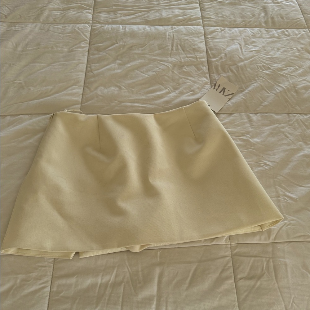 This is a mini skirt short from Zara never used, excellent condition